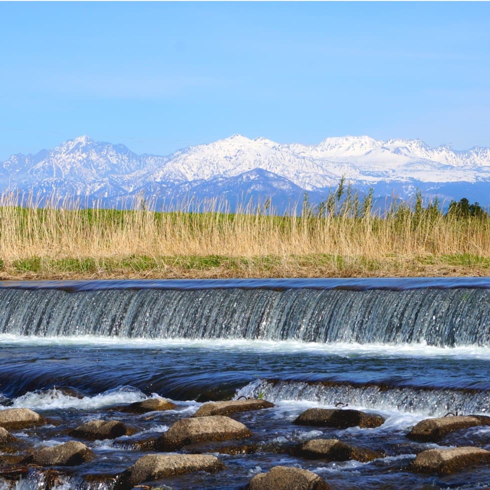 立山連峰と川